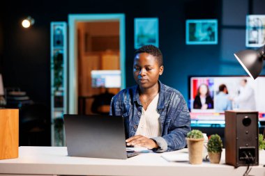 Evden çalışan serbest çalışan, dizüstü bilgisayarda klavye kullanan biri. Genç üniversite öğrencisi masasında oturuyor, kablosuz bilgisayarda mesajlar yazıyor, sosyal medyada sohbet ediyor, internette geziniyor..