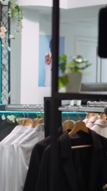 Dikey Video Moda uzmanı butik müşterilerine yardım etmek için perakende sektöründe çalışıyor, kişiselleştirilmiş müşteri hizmetleri sunuyor ve moda bir mağazada stil rehberliği yapıyor. Moda gösterimi