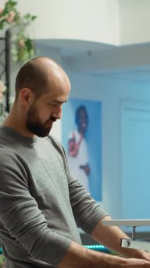 Dikey Video Alışveriş Merkezi çalışanı müşteriye yeni kıyafet koleksiyonundan seçmesi için yardım ediyor, kumaşın kalitesini ve potansiyel çeşitliliğini sunuyor. Güzel alışveriş deneyimi. Kamera A.