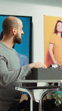 Dikey Videolu Ortadoğu perakende satış asistanı özel bir etkinlik için lüks aksesuarlar almak isteyen bir kravat seçmede müşteriye rehberlik ediyor. Erkek müşteri kalite ve moda eğilimlerini tartışıyor