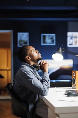 Yorgun Afrika kökenli Amerikalı adam evde çalışırken bitap düştü. Global web analitiği kullanarak kurumsal görevlerini yerine getirmek için çabalıyor. Masada, bağımsız müteahhit çok yıprandı..