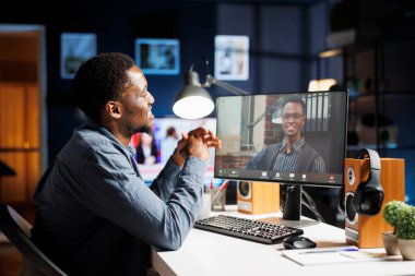 Eğitim kursuna video çağrı uzmanıyla katılan öğrenci, ders programında eğitmenle görüşüyor. Genç adam iş idaresini ve tele-iş webinar operasyonlarını öğreniyor.