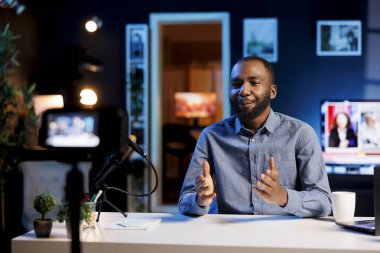 BIPOC içerik üreticisi vlog kanalı için giriş bölümünü çekmek için yüksek kaliteli kayıt cihazları kullanır. Medya yıldızı özverili hayran topluluğunu karşılıyor.