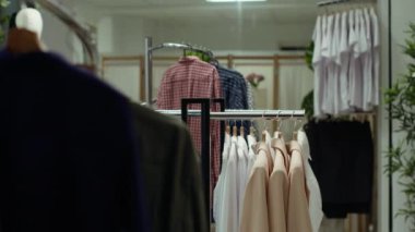 Moda rafları bir alışveriş merkezinde çeşitli şık moda ürünlerini sergiliyor, şık bir alışveriş deneyimi sunuyor ve modern moda gardıroplar için seçkin parçalar sunuyor..