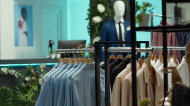 Çağdaş moda defilesi, çeşitli moda kıyafetleriyle boş bir perakende mağazasında, gardırobunu geliştirmek isteyen müşterilere şık bir alışveriş deneyimi sunuyor..