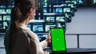 Sunucu merkezindeki becerikli çalışanlar, tehlikeli durumları önlemek için taklit tablet kullanarak karmaşık hesaplamalar ve veri analizi yapabilen üst düzey birimlere ev sahipliği yapıyor.