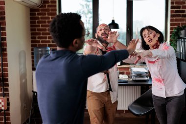 İş yerindeki korkunç zombiler iş adamına bulaşmaya ve ele geçirmeye çalışıyor. Ürkütücü ölümsüz yaratıklar kıyamette insanlara terör estiriyor, hastalık yayıyor ve insanlığı yok ediyor.