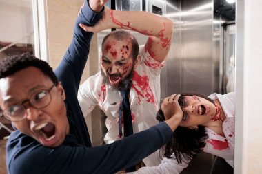 BIPOC 'lu adam perili asansörden çıkan korkunç ölümsüz canavarlardan kaçmaya çalışıyor. Kıyamet Günü kazazedeleri ofis binasında korkunç uğursuz zombileri itip kakıyorlar.