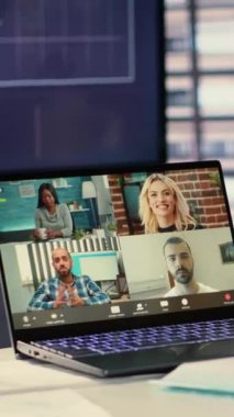 Dikey Afrikalı Amerikalı Amerikan CEO 'su şirketin geleceği hakkında konuşurken çevrimiçi video görüşmeleri için hava durumu ortaklarıyla buluştu. Genel müdür konferansta danışma kuruluyla görüşüyor.