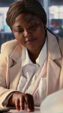 Dikey Video Kararlı Kadın CEO mali raporları analiz eder ve geliri artırmak, kararlılığı göstermek ve karar verme mekanizmasını geliştirmek için bir büyüme stratejisi geliştirir. İlham verici kadınların güçlenmesi. Kamera.