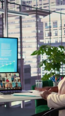 Vertical Video Professional güdümlü CEO, üst düzey bir şehir ofisinde kâr ve satışlar hakkında tartışarak yatırımcılarla görüntülü görüşme hakkında veri içgörüsü paylaşıyor. Kadın lider şirketini genişletmek istiyor.