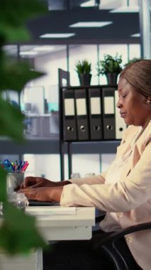 Yönetici rolündeki Dikey Video Direktörü, aylık gelir dengesini denetlemekte, yeni yatırımlar için bir strateji geliştirmekte ve mali başarıya olan bağlılığını sergilemektedir. Başarı hikayesi. Kamera.