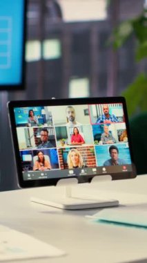 Vertical Video Skills 'in hırslı kadın CEO' su online konferansta hissedarlarla görüşüyor, genişleme projesini sürdürmek için fon istiyor. İş kadını yönetmen başarıya, lidere yöneliyor