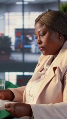 Verimlilik ve verimliliği, küresel genişleme hedeflerine giden yolu sağlamak için hedef raporları ve KPI performans ölçümlerini analiz eden yürütme gücüne sahip dikey video güçlü hedef odaklı yönetici