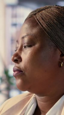 Dikey Video Hırslı CEO 'su mola veriyor ve kendi ofisinde dinleniyor. Şehir merkezinin penceresinden bakıyor. Girişimci lider koltuğunda dinleniyor, başarı öyküsü. Kamera A