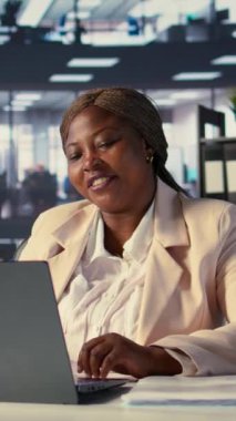 Yatırım planlarını tartışmak için hissedarlarla görüntülü görüşme yapan Dikey Video Kadın CEO 'su, işi uluslararası alanda genişletmeye karar verdi. Güçlü hırslı kadın yönetmen fikirlerini paylaşıyor.