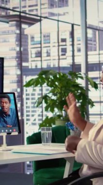 Dikey Video Afrikalı Amerikalı CEO, hava tahminleri ile ilgili video görüşlerini paylaşıyor, üst düzey bir ofiste kâr ve analitik konuları tartışıyor. Girişimci onu genişletmek istiyor.