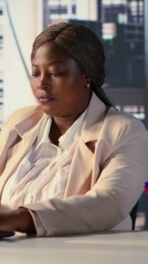 Dikey Videolar, migreni olan ve baskı altında çalışan, aşırı yüklenmiş ve son teslim tarihinden rahatsız hisseden sinirli CEO 'lar. Yorgun ve kötü bir girişimci iş başında. Kamera A.