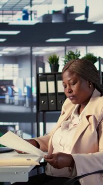 Verimlilik ve verimliliği, küresel genişleme hedeflerine giden yolu sağlamak için hedef raporları ve KPI performans ölçümlerini analiz eden yürütme gücüne sahip dikey video güçlü hedef odaklı yönetici