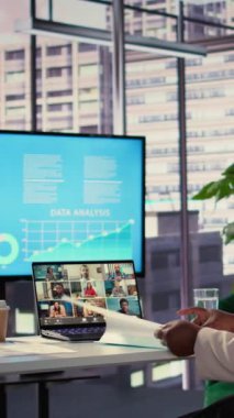 Vertical Video Hırslı siyahi iş kadını online video konferansında yatırımcılarla görüşerek küresel bir genişleme planını sürdürmek için daha fazla fon istiyor. Kariyer başarısı için yarışan kadın yönetmen