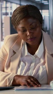 Vertical Video Black kadın CEO 'su iş büyümesi ve küresel kalkınma için stratejik planlama faaliyetleri, liderlik nitelikleri ve hedef yönelimi göstermektedir. Şirket başarısına adanmışlık