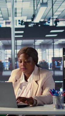 Ofisinde güçlendirme ve hırs ile yönetilen dikey video Afrikalı Amerikalı CEO 'su, iş hedeflerine ulaşma ve dinamik bir şirket ortamında şirket performansını artırmaya odaklanıyor. Başarı