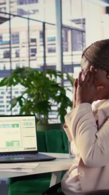 Dikey Video Kadın CEO 'su, masasındaki yanlış duruş nedeniyle kas kramplarıyla uğraşıyor. Ofisinde çalışırken boynu ve sırtı ağrıyor. Kasılmalı ve sakin bir hayatı olan bir kadın yönetmen. Kamera.