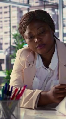 Dikey Video Hırslı Kadın Girişimci stratejik planlama, şirket için net bir vizyon ve hedefler belirleme ve sürdürülebilir büyüme elde etmek için kaynakları hizalamaya odaklanıyor. Belirleme