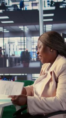 Dikey Video Siyah kadın lider, bir genişleme projesini sürdürmek için finansal destek talep ederek, online video görüşmesinde ortağıyla pazarlık ediyor. Başarı ve yönetim becerileri için azimli kadın girişimci