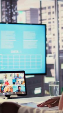 Dikey Video Afrikalı Amerikalı girişimci, hissedarlara yeni bir proje fikri sunarak küresel genişleme için daha fazla yatırım yapma konusunu tartışıyor. Büyüme azmine sahip CEO.