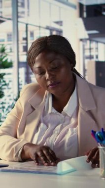 Vertical Video Black kadın CEO 'su iş büyümesi ve küresel kalkınma için stratejik planlama faaliyetleri, liderlik nitelikleri ve hedef yönelimi göstermektedir. Şirket başarısına adanmışlık