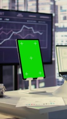 Dikey Afrikalı Amerikalı kadın CEO, üst düzey modern ofiste izole edilmiş kroma anahtar görüntüsüne bakıyor, idari yetkiye sahip hırslı bir yönetmen. Şirkette stratejik düşünceye sahip girişimci