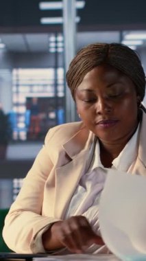 Vertical Video Basarili is Kadini dizüstü bilgisayardaki veri ve pazar trendlerini analiz eder, gelirleri maksimize eder, harcamalari optimize eder ve sirket bütçesini saglar. Küresel bir işletmede başarı öyküsü