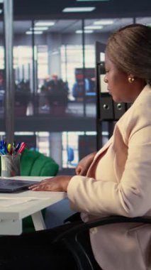 Dikey Video Genel Müdürü, organizasyonel vizyon ve büyüme stratejisiyle uyumlu iş anlaşmaları ve işbirliği sağlayan küresel bir şirkette yönetim becerilerini göstermektedir. Kamera.