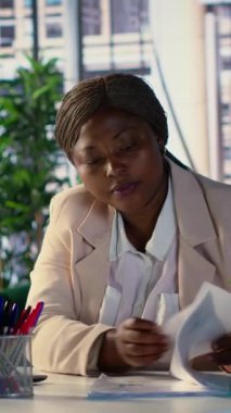 Vertical Video, siyahi kadın CEO 'su kariyer geliştirme stratejisi üzerinde çalışıyor. Şirket kârını arttırmak için birden fazla iş yapıyor. Verimlilik ve iş ahlakı için liderlik becerileri oluşturma kararı