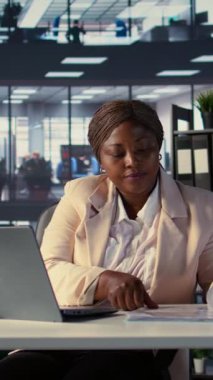 Vertical Video Basarili is Kadini dizüstü bilgisayardaki veri ve pazar trendlerini analiz eder, gelirleri maksimize eder, harcamalari optimize eder ve sirket bütçesini saglar. Küresel bir işletmede başarı öyküsü