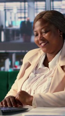 Danışma kuruluyla video konferansına katılan Dikey Video Kadın direktörü, karar alma sürecinde online yatırım yapmayı planlıyor. Yürütme yetkisi ve CEO 'su olan hissedarlar görüşüyor