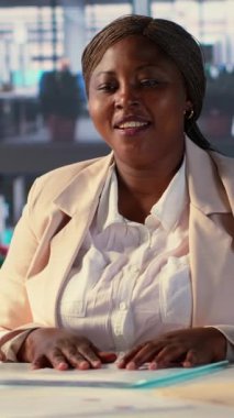 Dikey Video Afrikalı Amerikalı girişimci video konferansında proje detayları hakkında görüşlerini paylaşıyor, danışma kuruluyla internette görüşüyor. Genç bir bayan lider finansmanı arttırmayı umuyor.