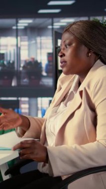 Dikey Video Lideri hissedarlarla artan kâr stratejisini tartışıyor, ağ oluşturma ve stratejik düşünme için çevrimiçi video çağrısında buluşuyor. Girişimci iş ortaklarından tavsiye ister