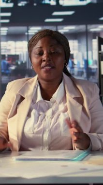 Dikey Video Afrikalı Amerikalı girişimci video konferansında proje detayları hakkında görüşlerini paylaşıyor, danışma kuruluyla internette görüşüyor. Genç bir bayan lider finansmanı arttırmayı umuyor.