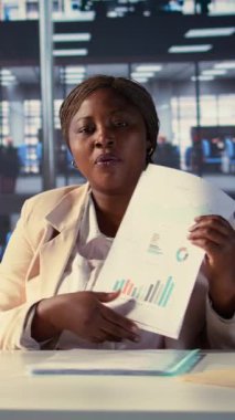 Dikey Video Genel Müdürü, etik uygulamaların ve ticari başarı için sürdürülebilirliğin önemini vurgulayarak, video görüşmesinde kurumsal sosyal sorumluluğu ele alır. Yatırımcılar grup toplantısı