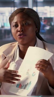 Dikey Video Başarı Kadın Patronu çevrimiçi konferansta uzman ekibiyle işbirliği yapıyor, problem çözme, karar verme ve stratejik iş amaçlarına odaklanıyor. Bağlantılar