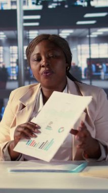 Vertical Video Hırslı iş kadını, telekonferansta genç profesyonellere akıl hocalığı yapıyor, tecrübelerini, liderlik sezgilerini ve kariyer başarısı ve kişisel tavsiyelerini paylaşıyor