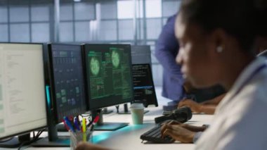 Sunucu odasında bilgisayar korsanlarının veri çalmasını engellemeye çalışan siber güvenlik uzmanları. Veri merkezindeki programcılar, şirket sunucularına saldıran virüsü silmek için ekip çalışması yapıyorlar. Kamera A.