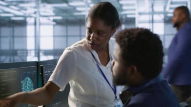 Şirket ağ altyapısını koruyan veri merkezi mühendisinden geri bildirim alan yönetici. Sunucu merkezindeki ekip lideri dinleme işçisi optimal sistem performansı sağlıyor, kamera A