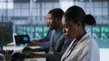 Afro-Amerikan veri merkezi teknisyenleri yapay zeka öngörüsü bakım sistemleri uyguluyorlar. Sunucu merkezindeki kadın donanım arızalarını tespit etmek için yapay zeka kullanıyor. Kamera A.