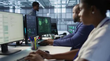 Tatmin olmuş sunucu merkezi programcısı, siber güvenlik çerçevesi kurulduktan sonra memnun oldu, güvenlik olaylarının azaltılması ve veri koruma protokollerinin geliştirilmesi, kamera A,