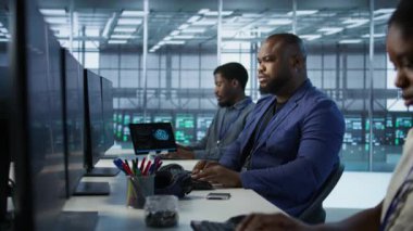 Mutlu sunucu odası çalışanının portresi felaket kurtarma planı geliştiriyor ve en az dinlenme süresini sağlıyor. Veri merkezindeki gülümseyen teknisyen performansı izlemek için veri analizi kullanıyor, kamera A