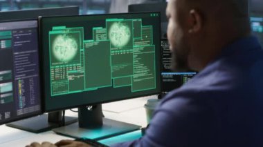 Tatmin olmuş sunucu merkezi programcısı, siber güvenlik çerçevesi kurulduktan sonra memnun oldu, güvenlik olaylarının azaltılması ve veri koruma protokollerinin geliştirilmesi, kamera A,