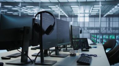 Boş veri merkezindeki elektronik cihazlar donanım enerji tüketimini izliyor. Sunucu odasındaki potansiyel sistem arızalarını ve el kamerası görüntülerini kontrol etmek için kullanılan masadaki bilgisayar monitörleri